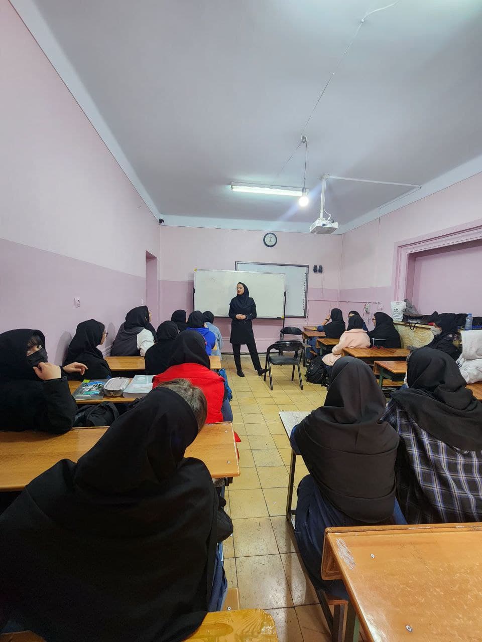 نشست مشاوران دبیرستان بهشت با دانش‌آموزان پایه یازدهم 